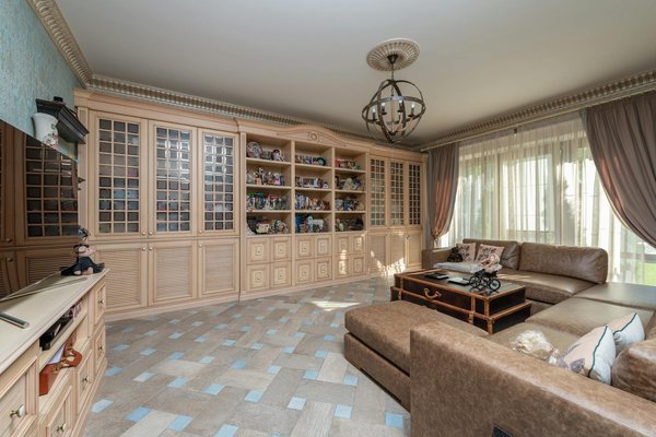 Chic strategies for seamlessly adding a silk scarf to your office attire